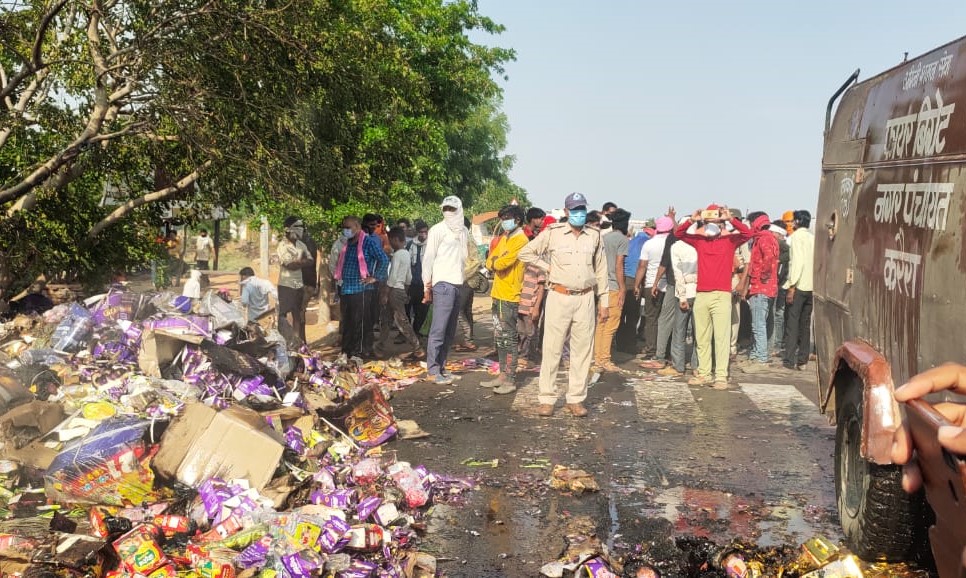 अनियंत्रित होकर ट्रक पलटा,ट्रक के नीचे दबने से तीन की मौत