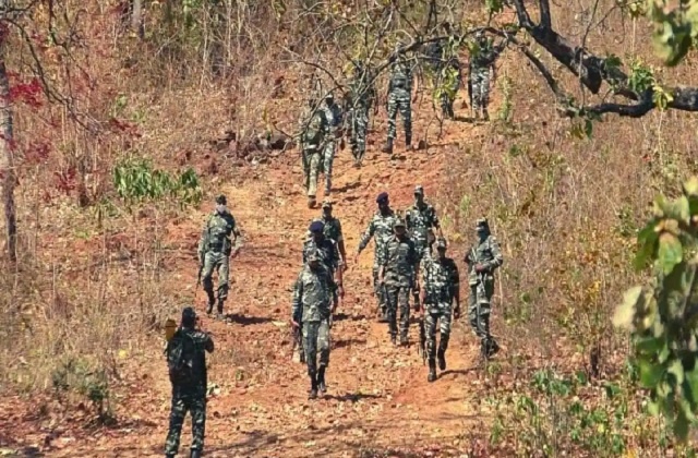 एक इनामी नक्सली समेत तीन नक्सलियों ने सुरक्षा बलों के सामने किया आत्मसमर्पण