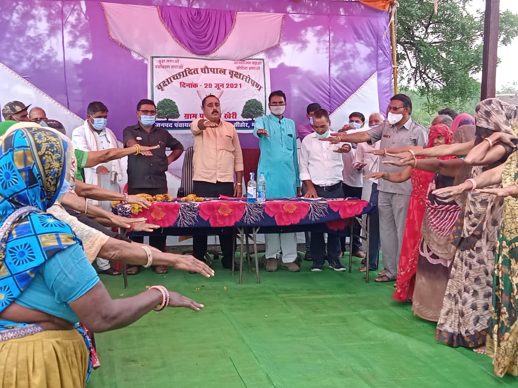 खेरी ग्राम पंचायत ने लगाए पौधे, पंचायत ने पौधरोपण के साथ सुरक्षा के लिए  ट्री गार्ड भी लगाए,वैक्सीन लगवाने के लिए ग्रामीणों को दिलवाई शपथ