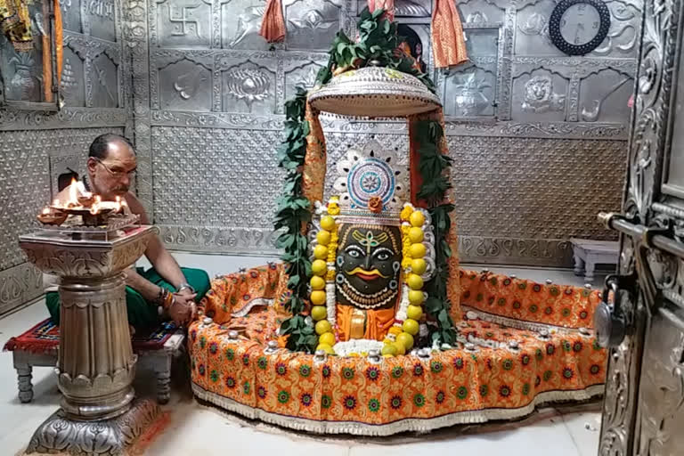 बाबा को अर्पित कर दिए लहसुन, हरी मिर्च, टमाटर और हरी सब्जी; श्रद्धालु ने मन्नत पूरी होने पर दी थी