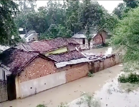 तेज बारिश से तालाब फूटा, सेंदरी गांव हुआ जलमग्न