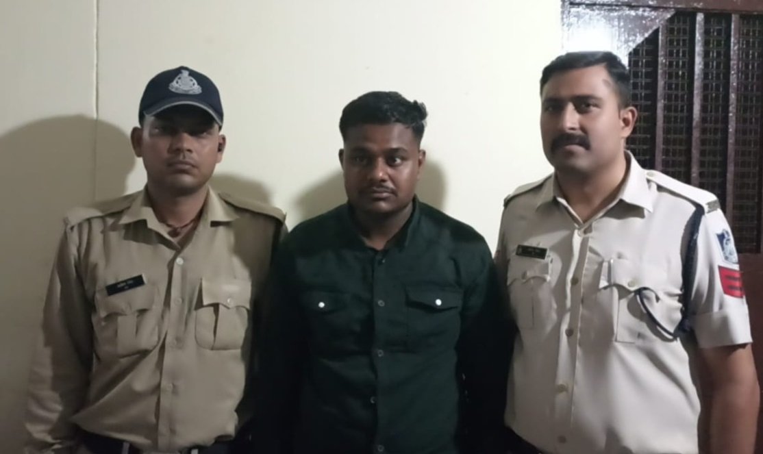 नकली टीआई पहुंचा असली के पासः ऑटो वालों से कर रहा था वसूली, किया पुलिस के हवाले