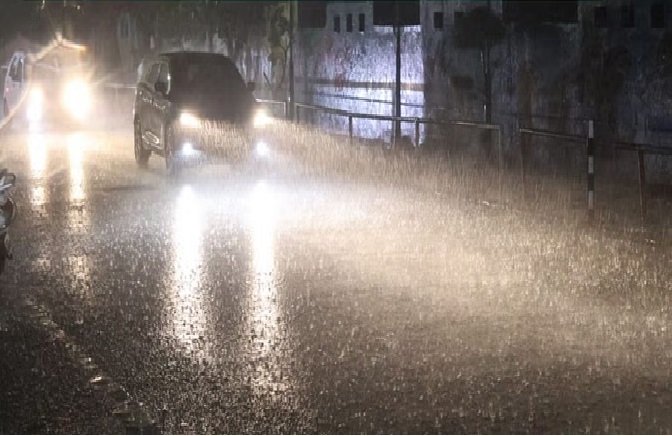 शाम को अचानक बदला मौसम, तेज बारिश से भीग गया पूरा इंदौर
