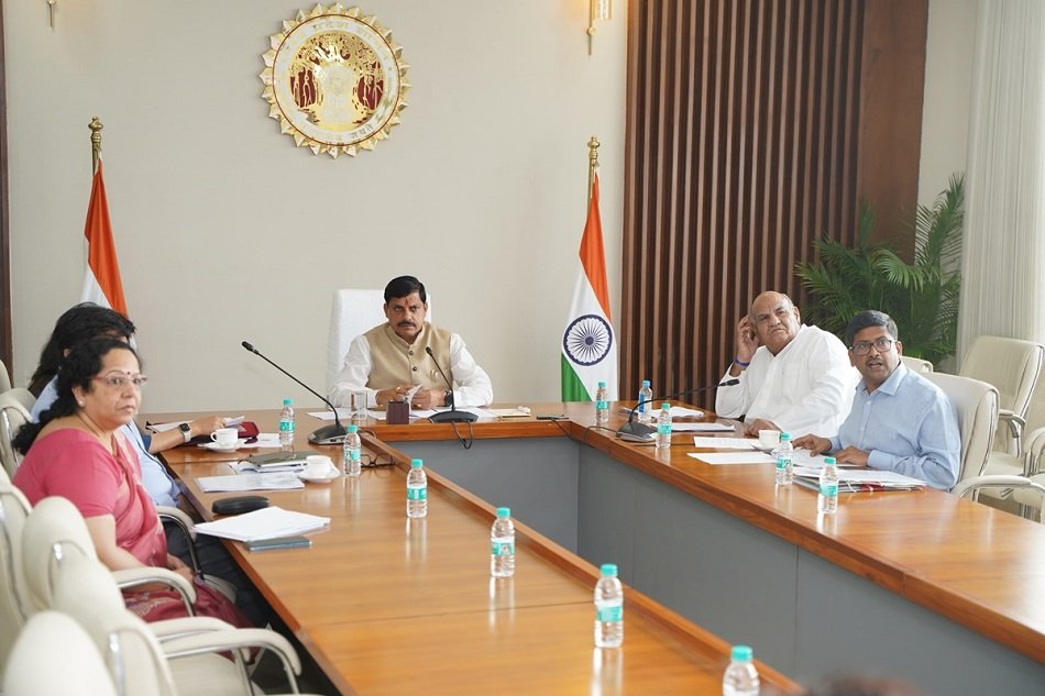 18 जुलाई से राजस्व महा-अभियान 2.0 की शुरुआत: CM डॉ. मोहन यादव ने ली अधिकारियों की बैठक, कहा- मैनुअल डायरी का चलन समाप्त करें पटवारी