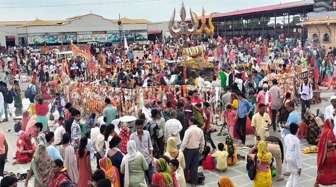 कुबेरेश्वरधाम पर हजारों भक्तों ने बाबा को राखी बांध लिया आशीर्वाद, पशुपतिनाथ का फलों के रस से अभिषेक