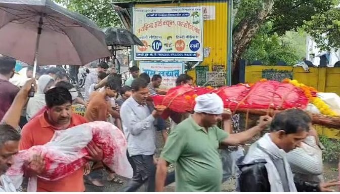 जैन परिवार के पांच सदस्यों की एक साथ निकली अर्थी, लोगों की आंखों में थम नहीं रहे थे आसूं