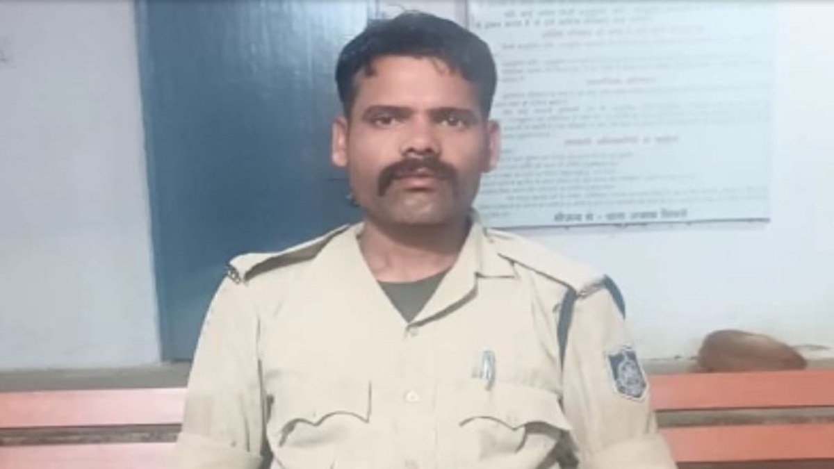 नकली पुलिस पर असली पुलिस ने कसी नकेल: वर्दी पहनकर उगाही कर रहे शातिर को दबोचा, चोरी की एक बाइक भी बरामद