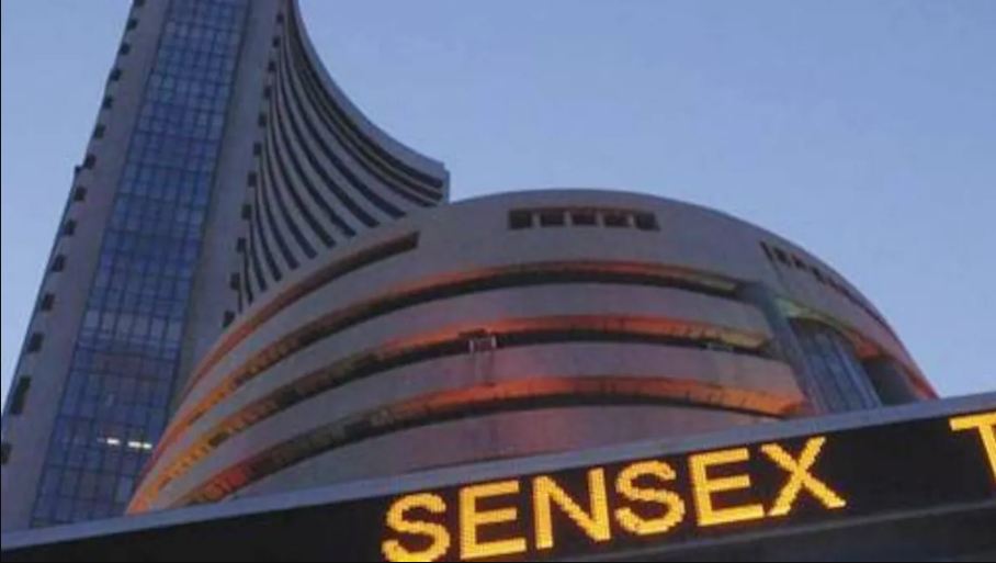 शुरुआती कारोबार में 300 अंक से अधिक टूटा सेंसेक्स