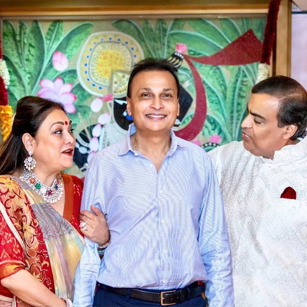 टीना अंबानी ने जेठ मुकेश अंबानी को विश किया 64वां बर्थडे