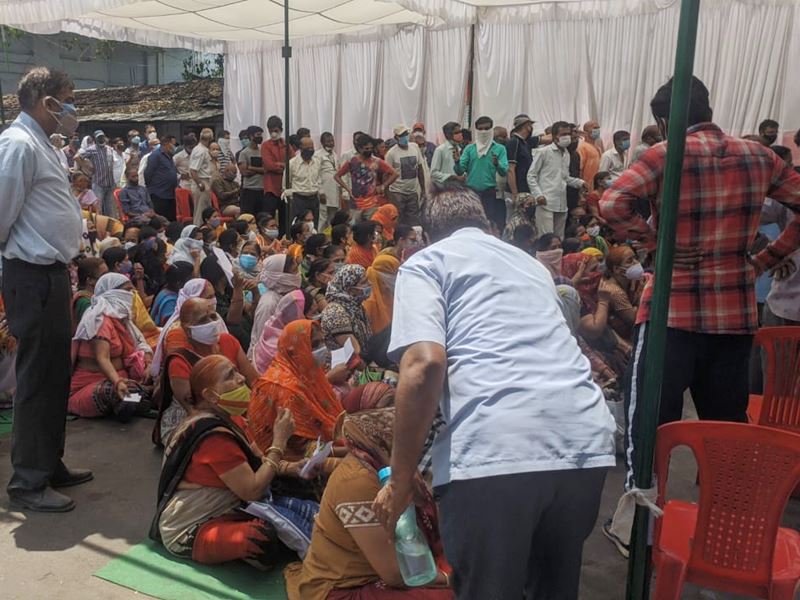 इंदौर नगर निगम में कोविड वैक्सीन लगवाने के लिए उमड़ी भीड़