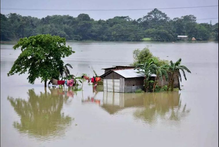 केरल में तेज बारिश और फ्लैश फ्लड, जारी किया रेड एलर्ट