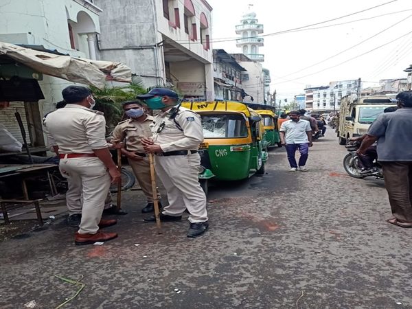 बच्चों के विवाद में बड़े कूदे, मारपीट और पथराव से इलाके में दशहत फैली, गाड़ियों में तोड़फोड़; पुलिस फोर्स तैनात