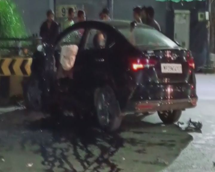 Night Curfew के बावजूद पार्टी से लौट रहे थे युवक-युवतियां,नशे में 120 की Speed से चलाई कार, डिवाइडर में जा घुसी