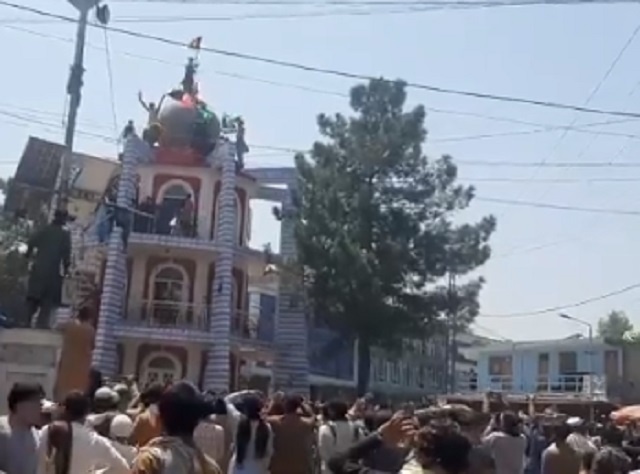 अफगानिस्तान में जनविद्रोहः जलालाबाद में लोगों ने तालिबान का झंडा उतारा, आंतकियों ने भीड़ पर चलाईं गोलियां