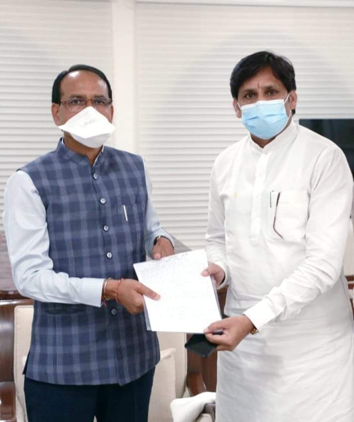 राज्यसभा सांसद डॉ सुमेरसिंह सोलंकी ने मुख्यमंत्री शिवराजसिंह चैहान से की भेंट