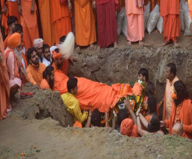 ब्रह्मलीन महंत नरेंद्र गिरि को भू-समाधि, अश्रुपूर्ण नेत्रों से संतों व भक्तों ने किया नमन