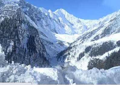 लाहौल में खमींगर ग्लेशियर में फंसे 14 ट्रैकर्स, 2 की मौत