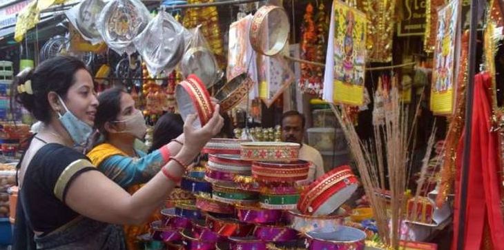 करवाचौथ पर बाजारों में जमकर खरीदारी करती दिखीं महिलाएं