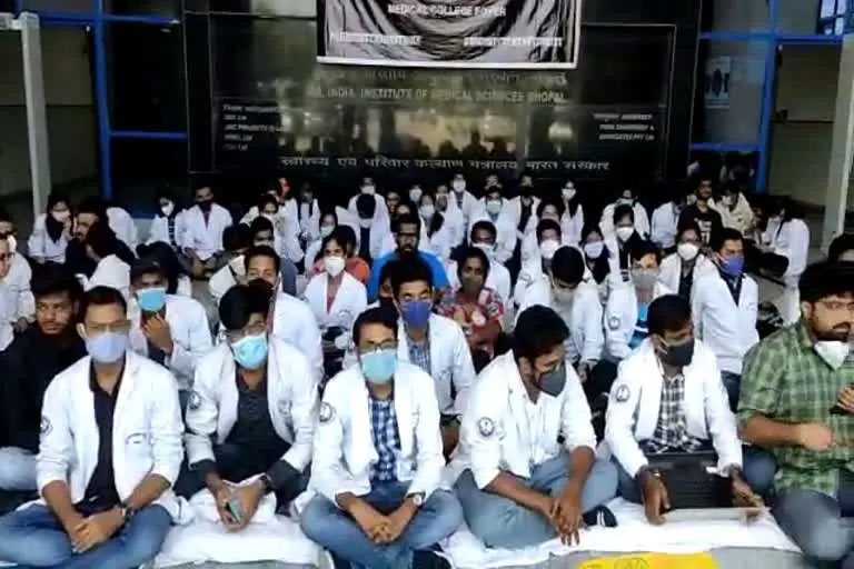 6 दिनों से जारी AIIMS भोपाल के इंटर्न डॉक्टर्स की हड़ताल खत्म, प्रबंधन ने मांगा 3 हफ्ते का समय