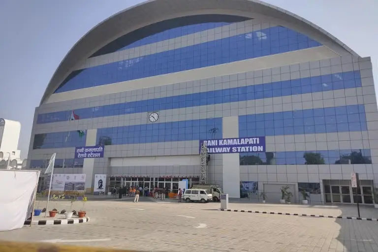 Airport से कम नहीं है रानी कमलापति रेलवे स्टेशन, आज PM Narendra Modi करेंगे स्टेशन का लोकार्पण