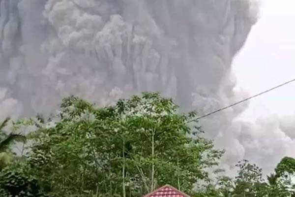 जावा द्वीप के सेमेरू ज्वालामुखी के सक्रिय होने से एक व्यक्ति की मौत, 41 लोग घायल