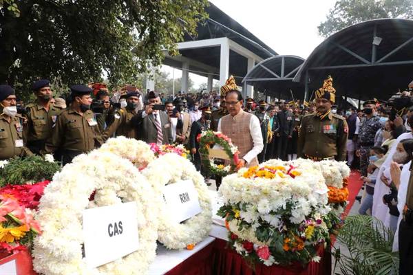 मुख्यमंत्री चौहान ग्रुप कैप्टन वरूण सिंह के अंतिम संस्कार में सम्मिलित हुए