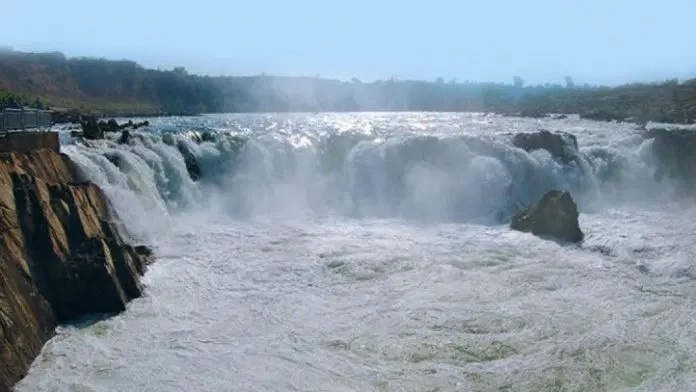 सेल्फ़ी ने ली फिर दो लोगों की जान, होने वाली बहु के साथ सास समाई नर्मदा की अथाह गहराई में