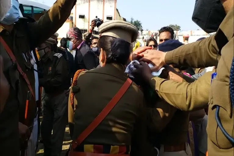 गणतंत्र दिवस समारोह में नृत्य कर रही महिला और बच्ची पर​ गिरा ड्रोन, गंभीर रूप से घायल