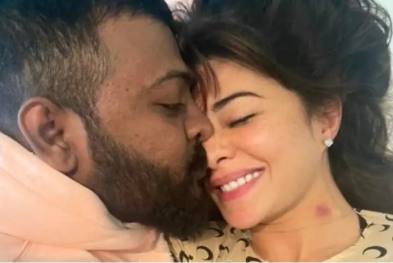 ठग सुकेश के जैकलीन को नाक पर KISS करने और लव बाइट की फोटो वायरल
