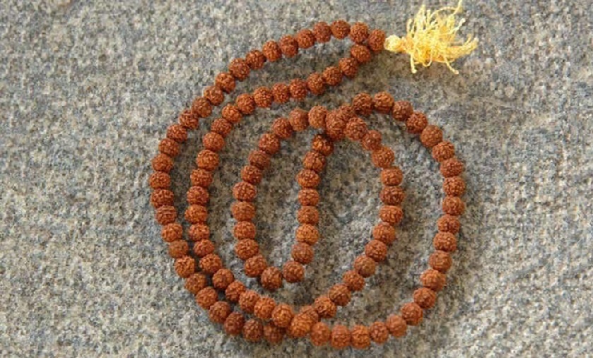 रुद्राक्ष पहनने से दूर हो सकती है पैसों की तंगी, इसके और भी हैं फायदे