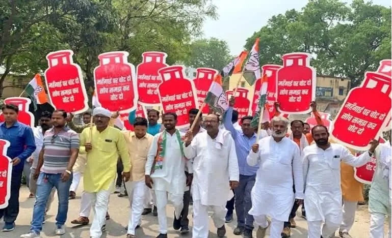 कुशीनगर: महंगाई को लेकर सरकार के खिलाफ धरने पर बैठे अजय लल्लू