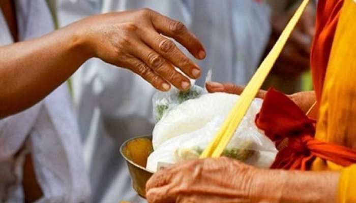 पूजा पाठ या शुभ कार्यों में दाएं हाथ का उपयोग होता है अनिवार्य, जानें इसके पीछे का रहस्य