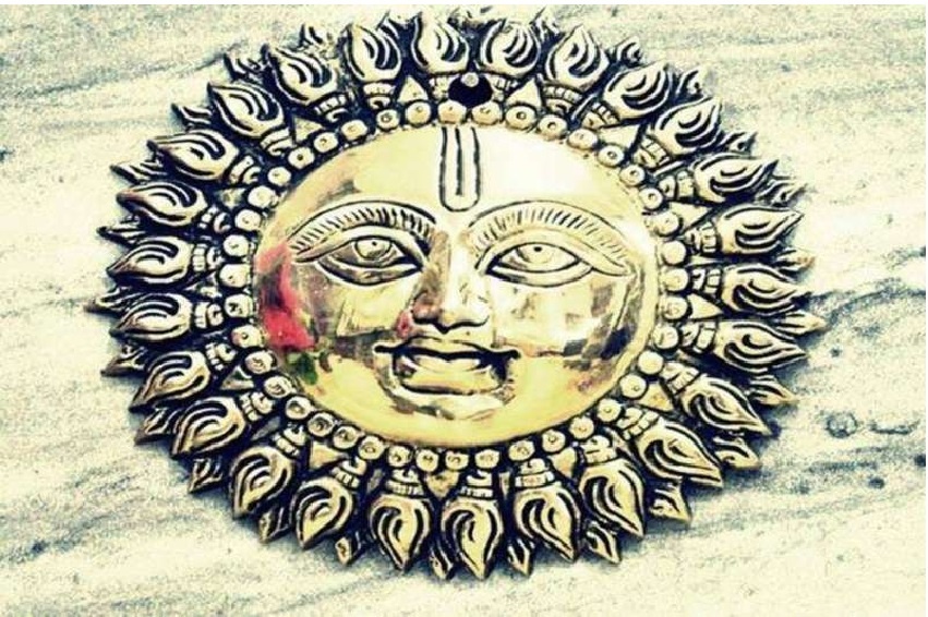 सूर्यदेव की लकड़ी की प्रतिमा होती है शुभ