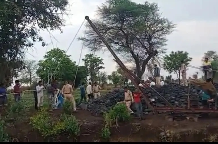 150 फीट गहरे कुएं में गिरे दो मजदूर और ठेकेदार, एक की मौत,पुलिस ने ऐसे बचाई 2 लोगों की जान