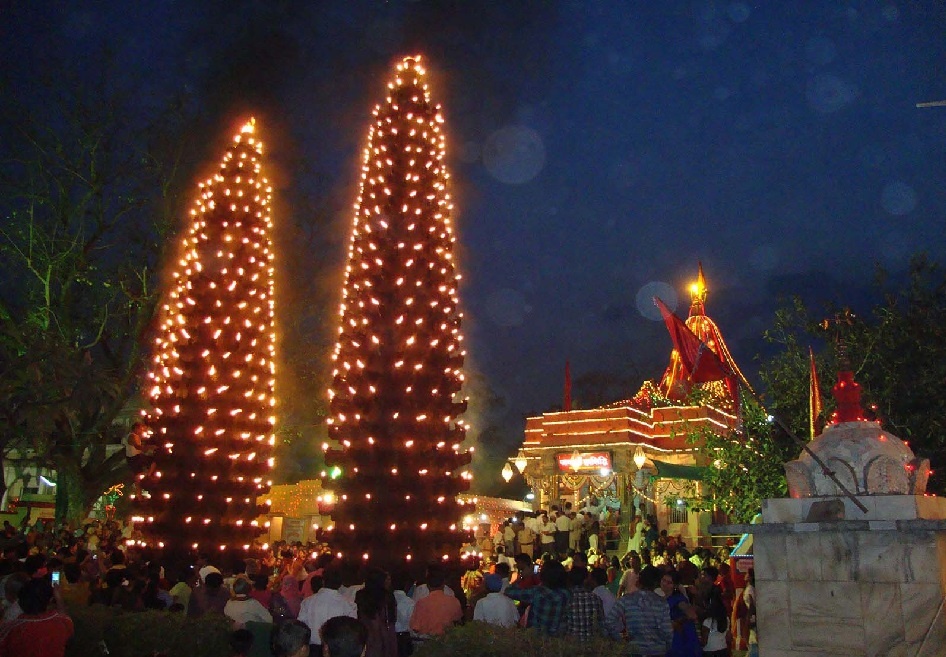 इस देवी मंदिर में है 51 फीट ऊंचे दीप स्तंभ, जान जोखिम में डालकर इन्हें कैसे जलाते हैं