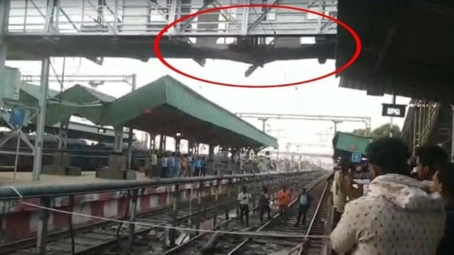 महाराष्ट्र के रेलवे स्टेशन पर हादसा, फुटओवर ब्रिज का हिस्सा गिरा, यात्रियों में मची अफरा-तफरी