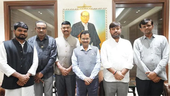 गुजरात विधानसभा चुनावों में जीतने वाले  आप के पांचों विधायकों ने केजरीवाल  से मुलाकात की