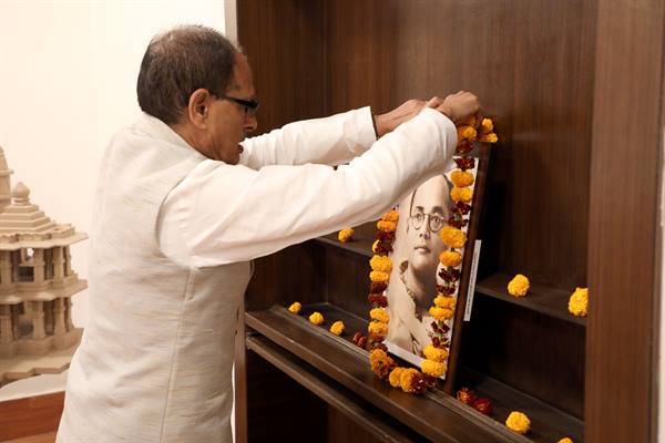 मुख्यमंत्री चौहान ने नेता जी सुभाष चन्द्र बोस की जयंती पर नमन किया