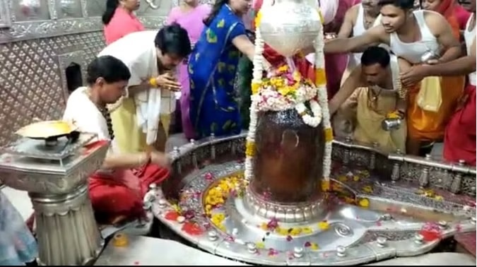 महाकाल की भस्मारती में शामिल हुए गायक साईराम अय्यर, फीमेल वॉइस में सत्यम शिवम सुंदरम भजन गाया