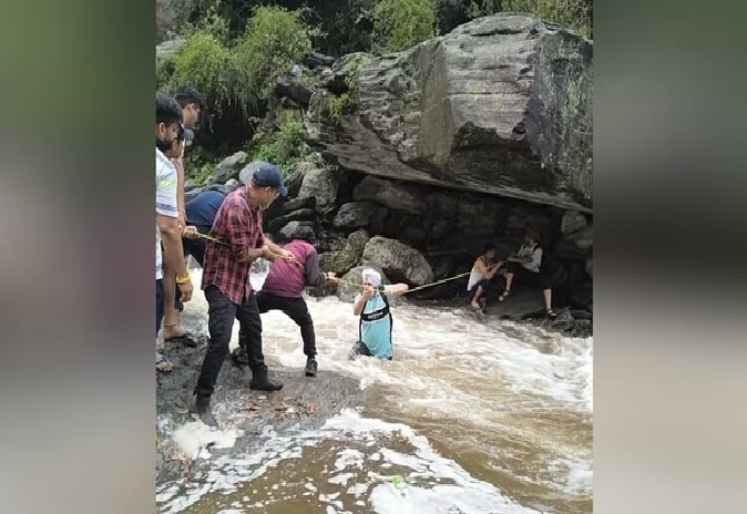 धर्मशाला में मूसलाधार बारिश, 40 टूरिस्टों को बचाया गया
