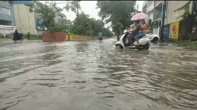 इंदौर में सड़कें बनी तालाब, घरों में घुसा पानी, गाड़ियां हुईं जाम