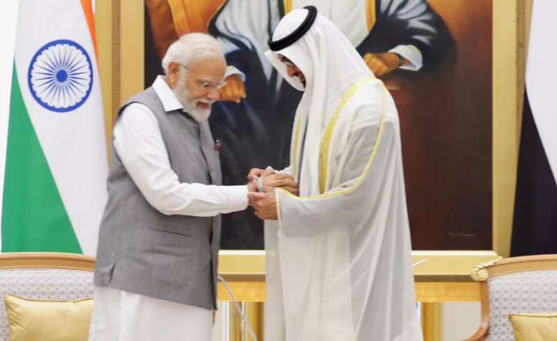 यूएई के राष्ट्रपति ने मोदी को बांधा फ्रेंडशिप बैंड, पीएम बोले हमारे रिश्ते बेहतर हुए