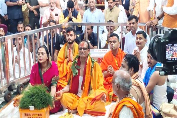 मुख्यमंत्री चौहान ने सभी के कल्याण की कामना के लिए भगवान महाकालेश्वर का पूजन-अभिषेक किया