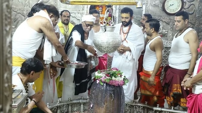 संत मुरारी बापू ने किए महाकाल के दर्शन, जल चढ़ाया, महामृत्युंजय मंत्र से किया पूजन-अर्चन