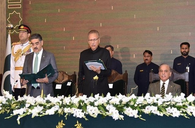 अनवार-उल-हक काकड़ बने पाकिस्तान के कार्यवाहक प्रधानमंत्री ,राष्ट्रपति भवन ‘ऐवान-ए-सदर में आयोजित कार्यक्रम में काकड़ को शपथ दिलाई
