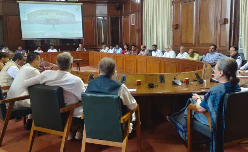 इंडिया के सांसदों ने संसद में विपक्षी नेताओं को दी म‎णिपुर के हालात की जानकारी