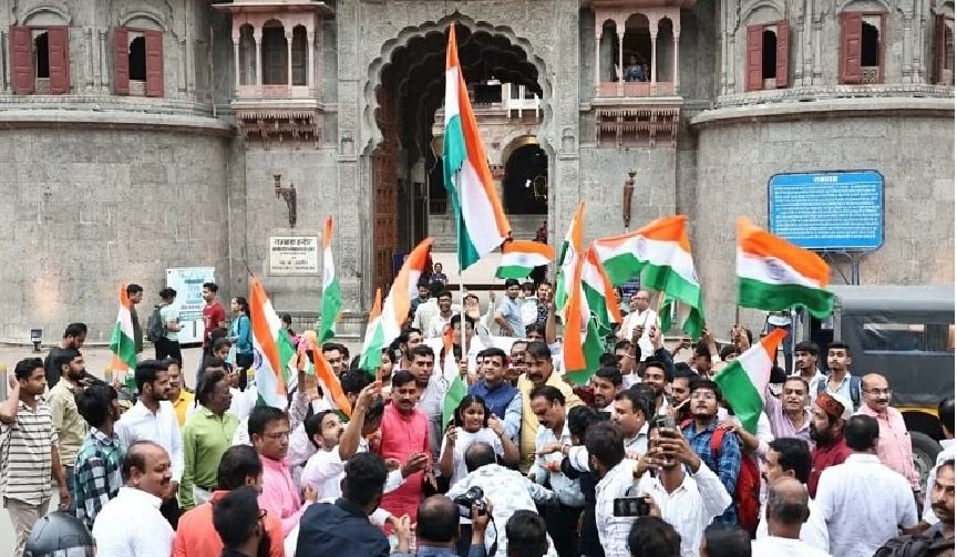 इंदौरियों ने मनाया धमाकेदार जश्न, खूब झूमे, गीत गाए, झंडे लहराए, नारे लगाए