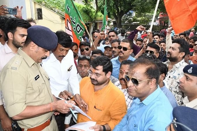 50 प्रतिशत कमीशन ट्वीट मामले में इंदौर में प्रियंका गांधी, कमल नाथ और अरुण यादव के खिलाफ प्रकरण दर्ज