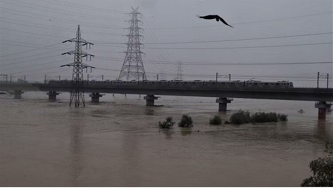 दिल्लीवासियों पर बाढ़ का खतरा, एक बार फिर खतरे के निशान के पार पहुंचा यमुना नदी का जलस्तर