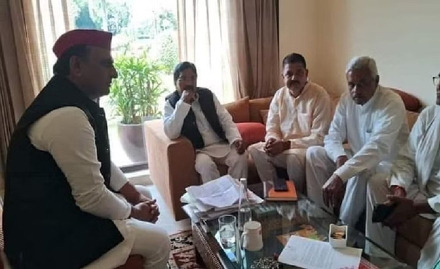 सपा प्रमुख अखिलेश यादव के साथ नजर आए भाजपा और कांग्रेस के नेता, लगने लगे बगावत के कयास
